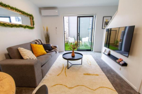 Glamorous 2 bed CBD townhouse w/King bed